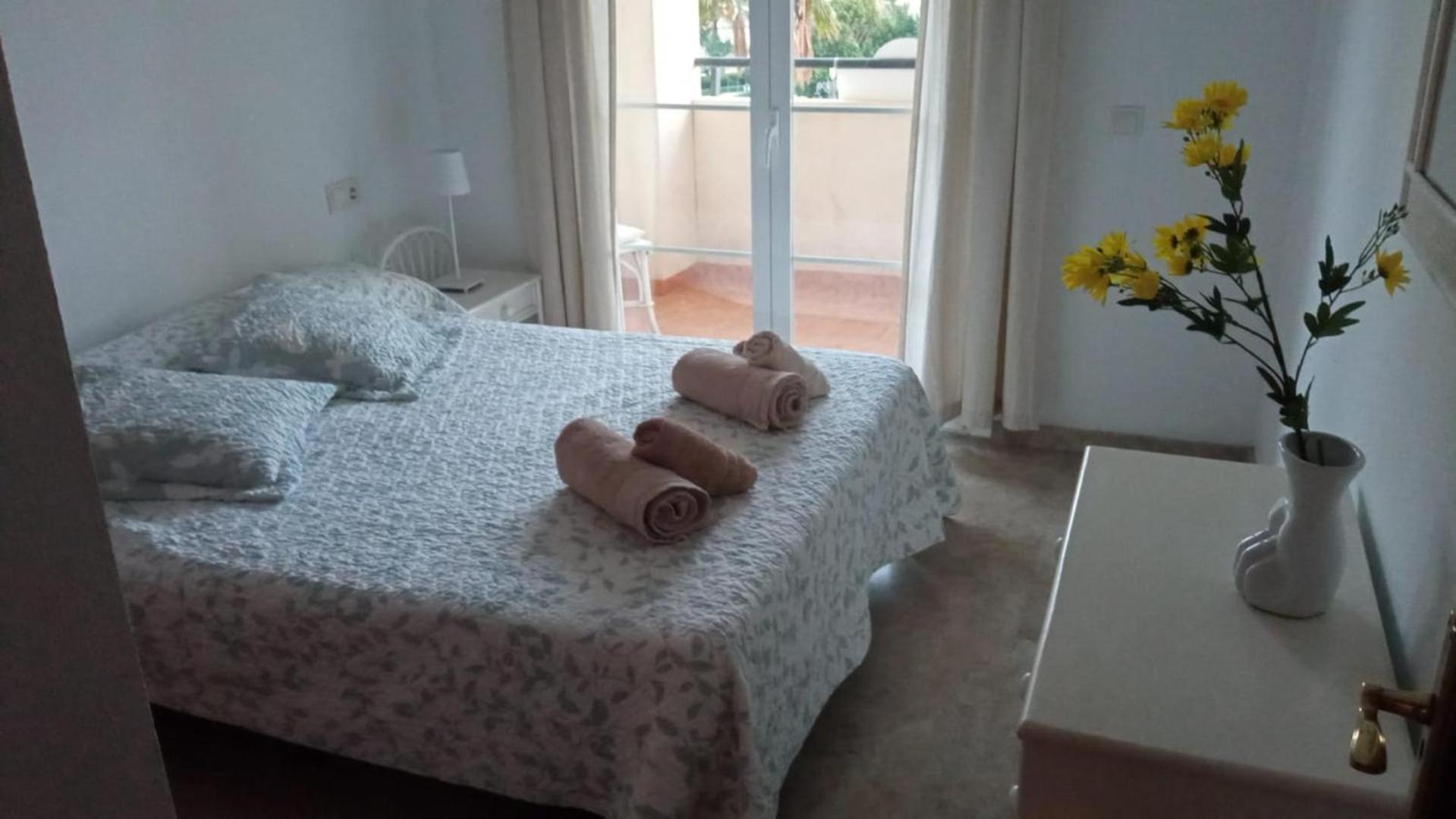 Central 2-Bed Apartment In Estepona Port Buitenkant foto