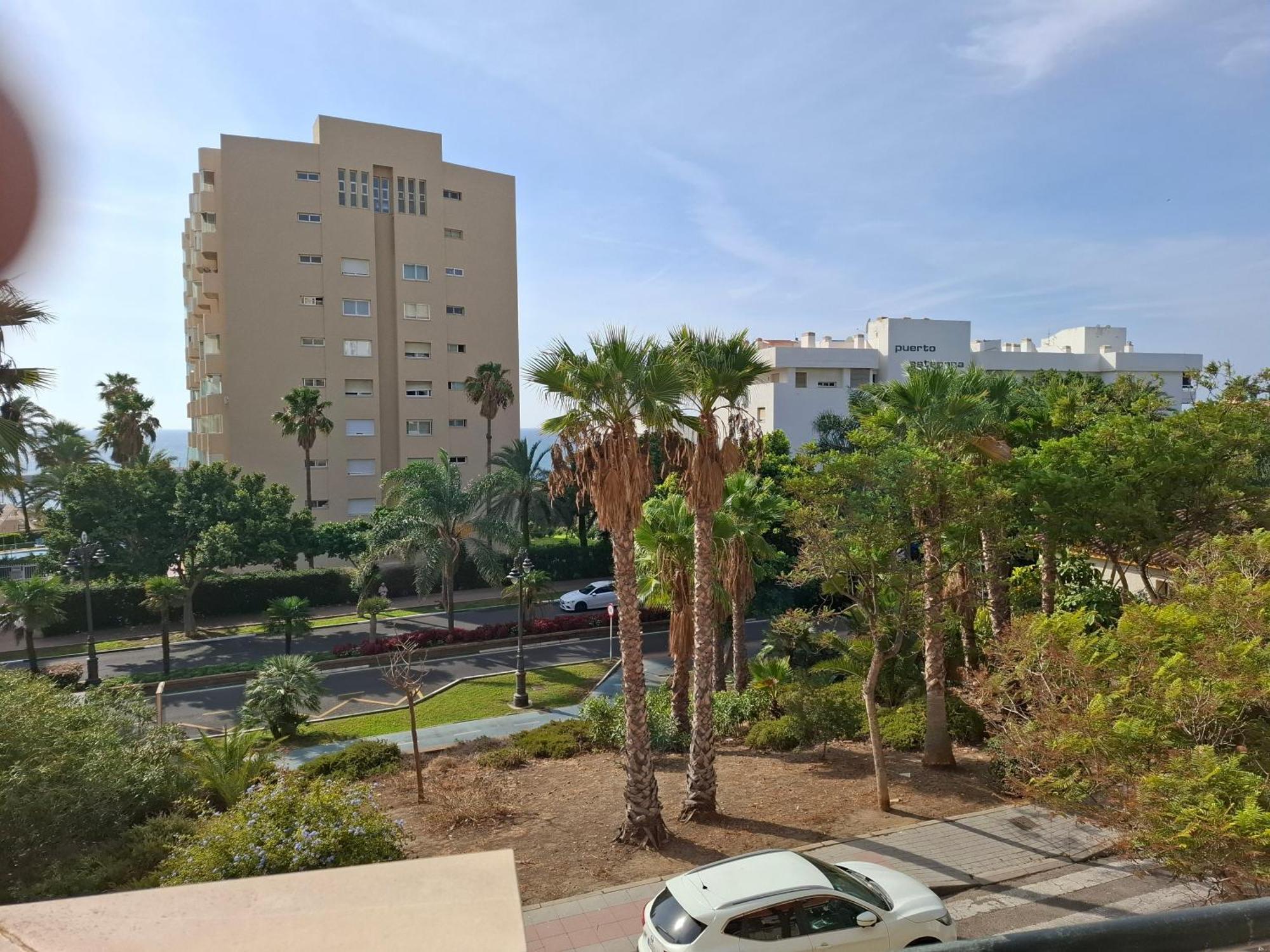 Central 2-Bed Apartment In Estepona Port Buitenkant foto